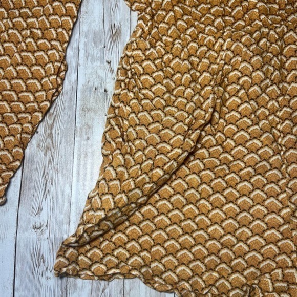 Forever 21 Mustard Yellow Scale Pattern Lace Long Sleeve Romper Size Large - Picture 3 of 7